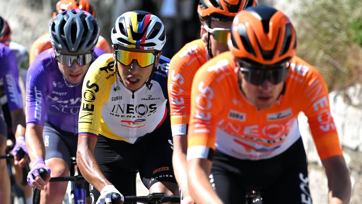 Egan Bernal aprieta el Tour de los Alpes 2026: ataque, caos y un final que deja el título al rojo vivo. Foto: Ineos