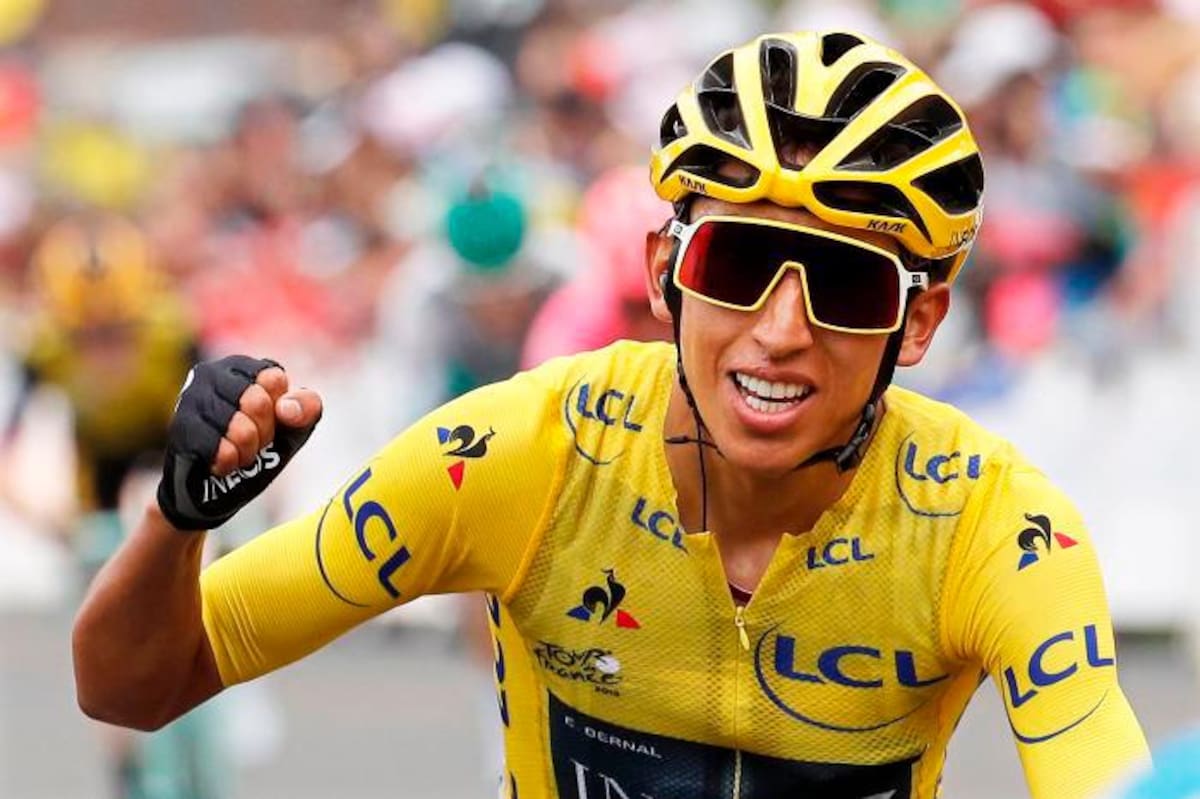 Egan Bernal celebra tras cruzar la meta en Val Thoren. // EFE YOAN VALAT