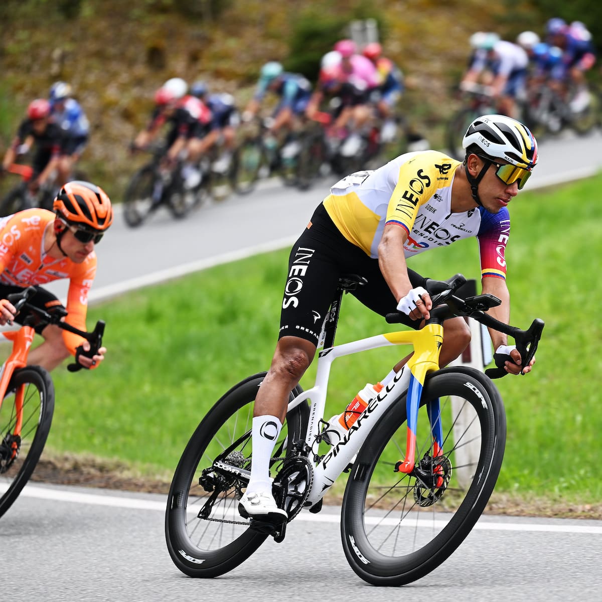 Egan Bernal se mete en la pelea del Tour de los Alpes: brillante escalada y salto clave en la general que ilusiona a Colombia. Foto: Ineos