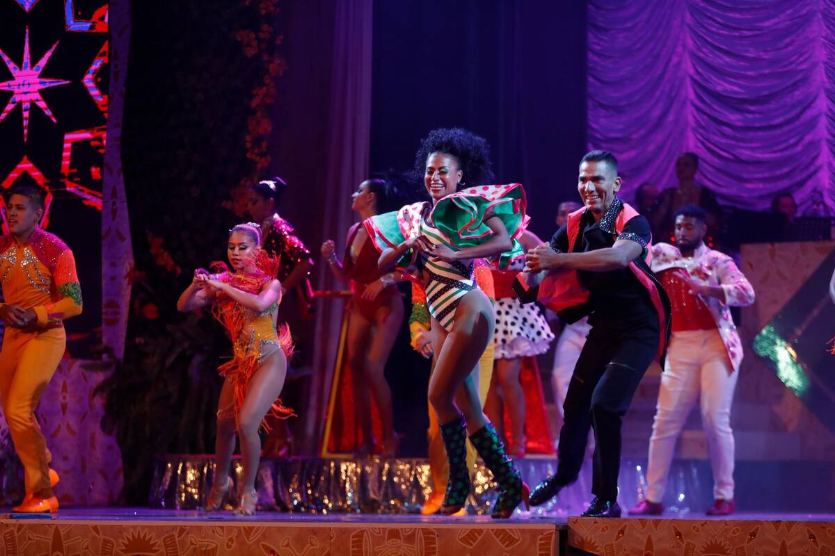 La producción Delirio ofrece un colorido espectáculo que mezcla salsa, circo y orquesta. Suministrada Teatro Santander / VANGUARDIA