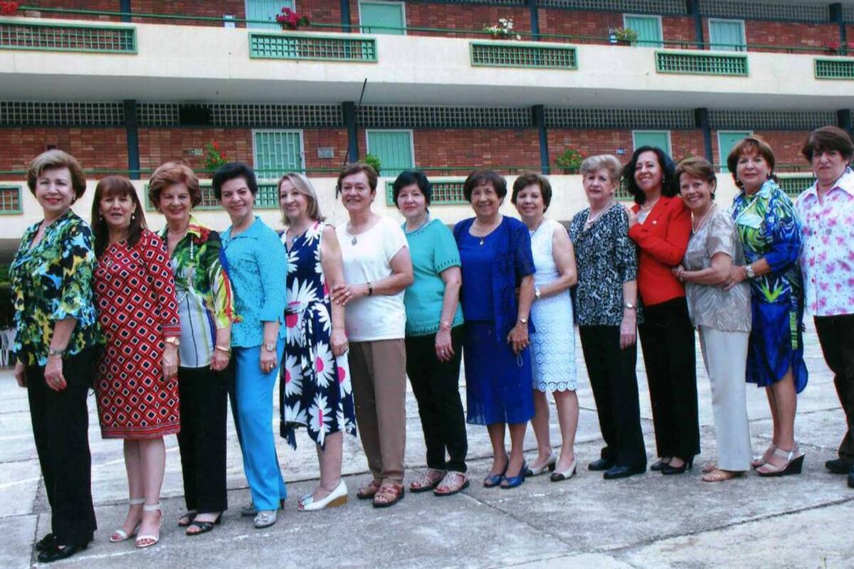 En la gráfica las primeras egresadas del Colegio de la Presentación del Socorro, quienes celebraron 50 años de este magno acontecimiento, quienes desarrollaron una interesante programación en el Colegio. Fueron agasajadas y a la vez instalaron una placa conmemorativa. (Foto: Suministrada/VANGUARDIA LIBERAL)