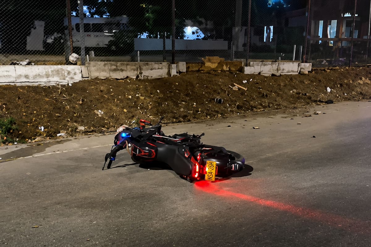 Eider Castro Sáenz y Wilmar Castro López fallecieron en el lugar del accidente luego de que la motocicleta en la que viajaban se estrellara contra el separador de la vía.