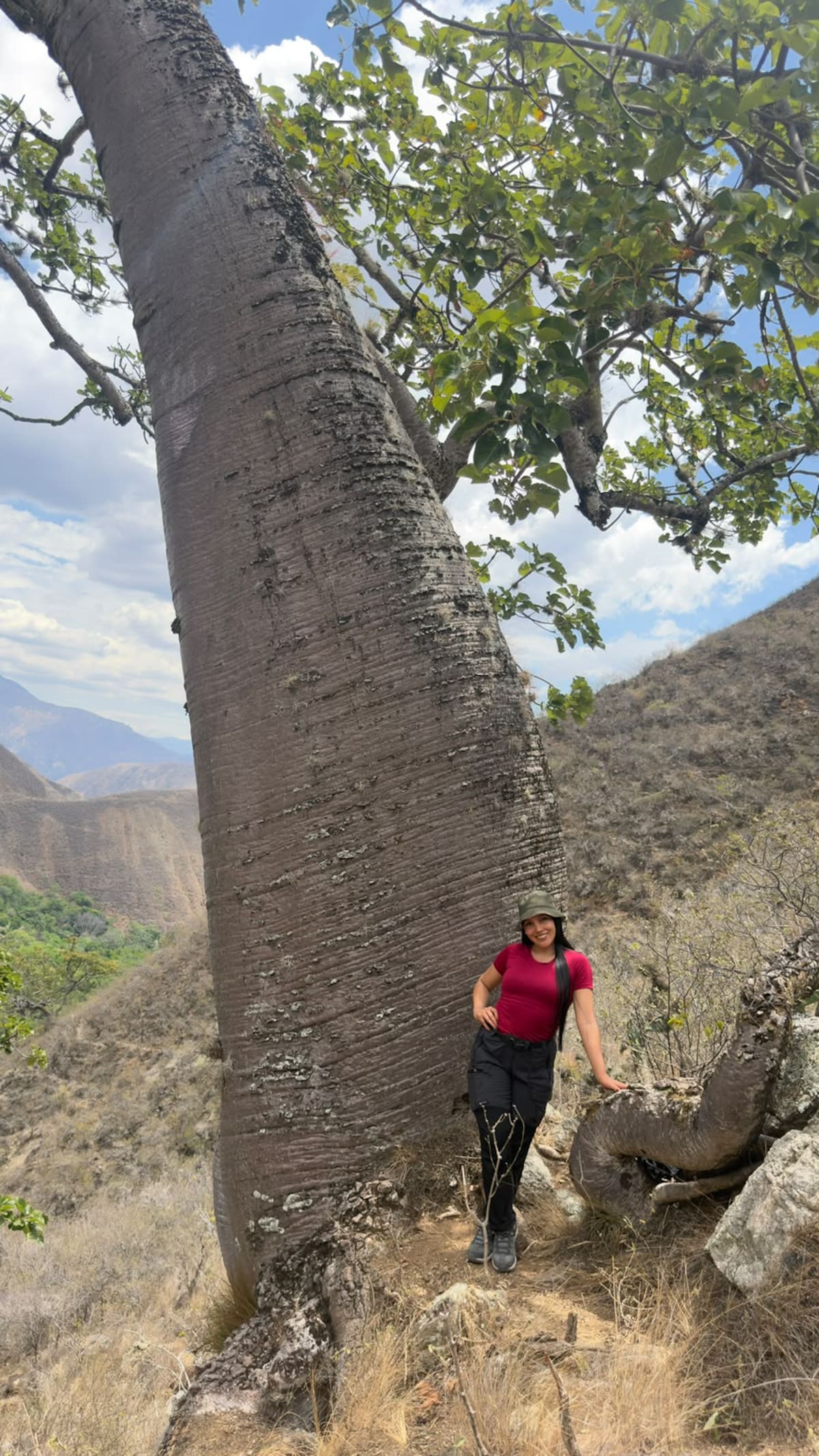 Entre viajes, historias y nuevas perspectivas, Leidy Paola Peña encontró una de sus grandes pasiones: comunicar. Hoy utiliza su voz y las redes sociales para mostrar al mundo las riquezas de Santander y, al mismo tiempo, visibilizar a quienes con sus emprendimientos, productos y talentos están construyendo nuevas oportunidades desde el territorio.