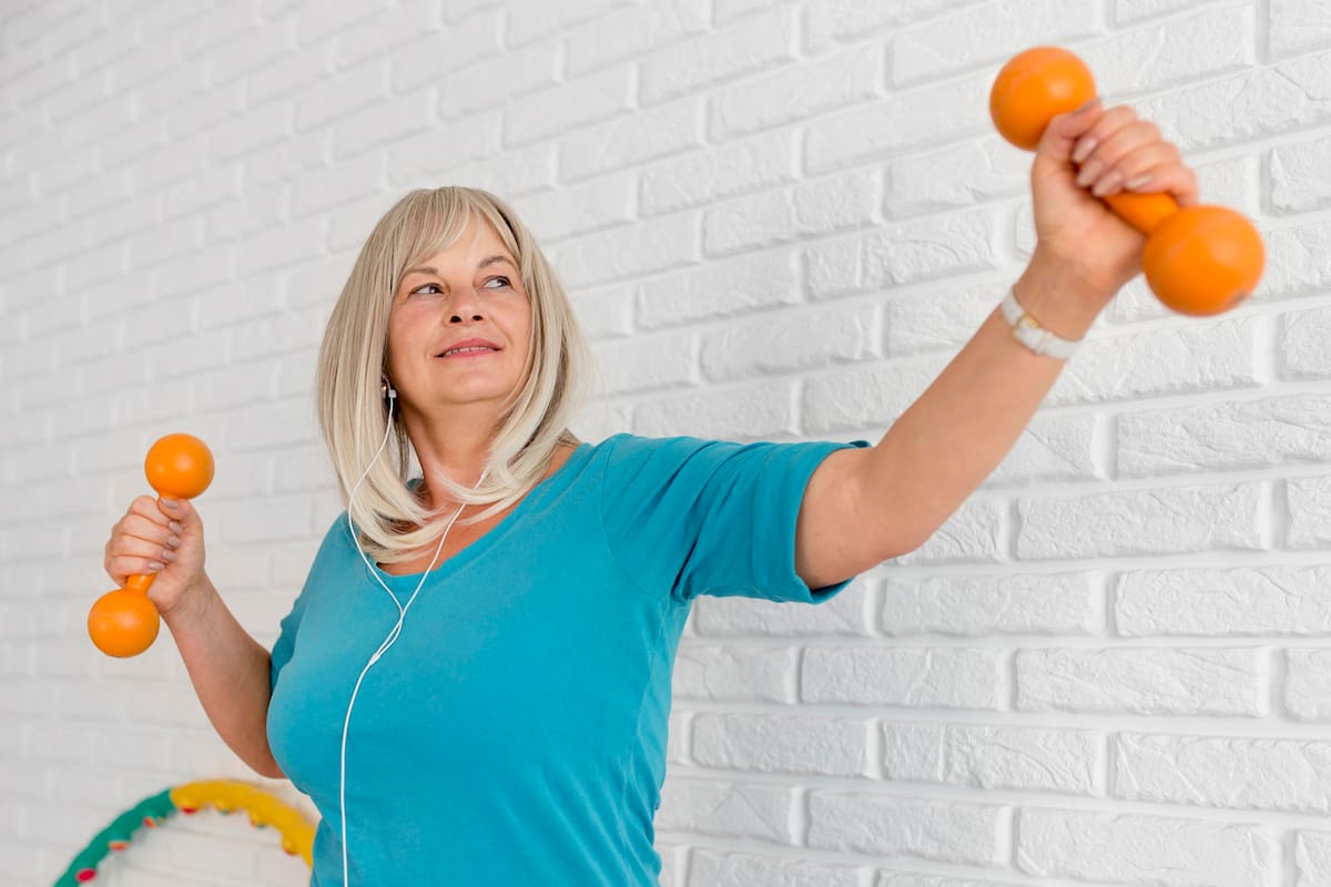 El ejercicio de fuerza y la actividad física bien planificada pueden actuar como una terapia hormonal natural durante la menopausia, ayudando a preservar la masa muscular, el equilibrio metabólico y el bienestar emocional. / Fotografía de Freepik