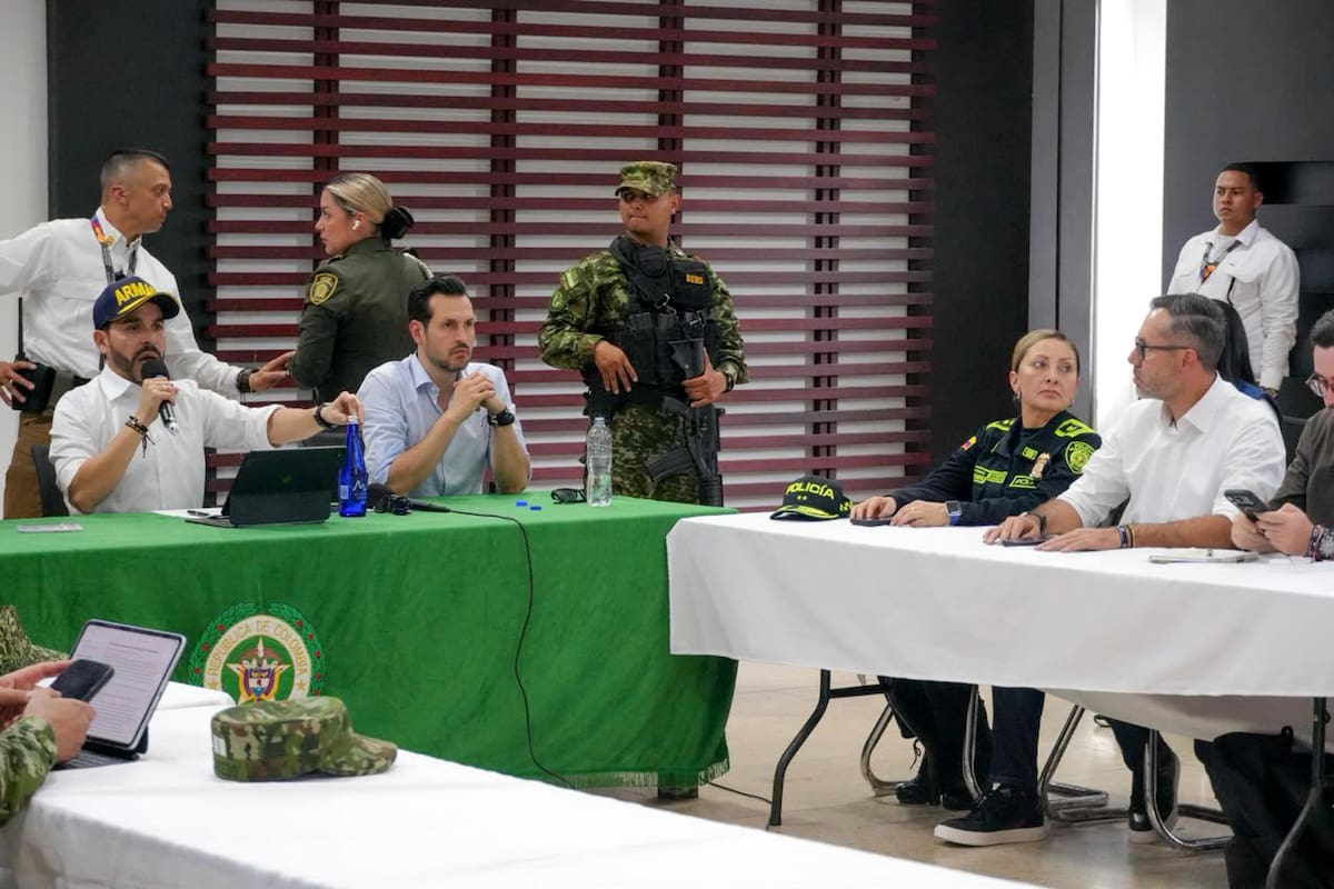 El ministro de Vivienda, Jaime Andrés Beltrán, durante una reunión de coordinación de la respuesta al terremoto del 10 de agosto. Foto: EFE.