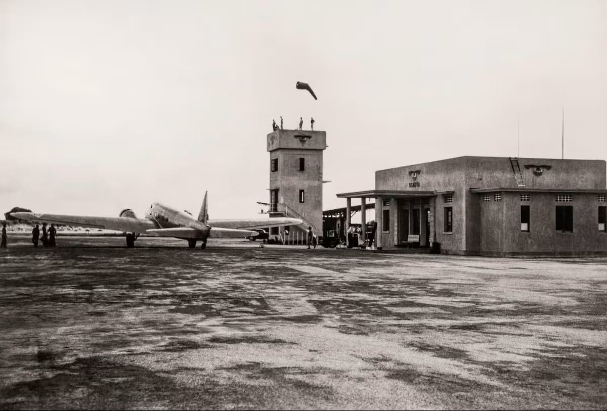 El 17 de octubre de 1965 un DC-3 de Avianca y una avioneta Piper chocaron sobre Bucaramanga. Dieciséis personas murieron. Seis décadas después, el ingeniero e historiador Lelio Armando Rodríguez Durán volvió sobre el caso y, a partir del testimonio de quien era la novia de Víctor Alarcón, encontró que algunas de las historias repetidas durante años no ocurrieron como se contaban.