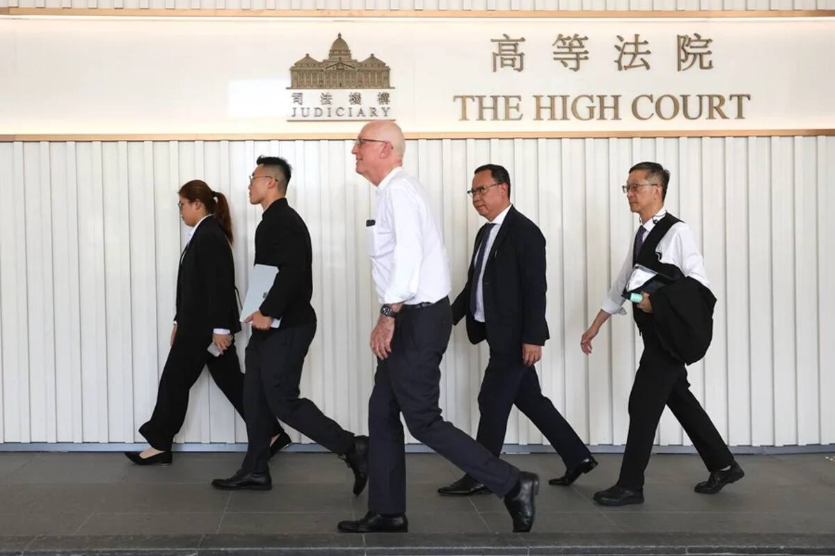 El abogado defensor Oliver Davies (centro) y su equipo legal durante el juicio por el asesinato de Abby Choi. EFE/EPA/May James