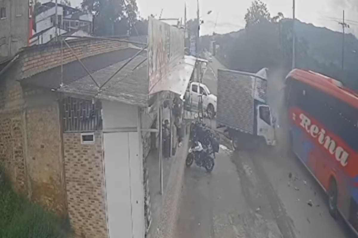 El accidente de tránsito quedó registrado en las cámaras de seguridad.