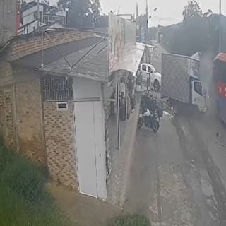 Cámara captó violento choque entre un bus y dos vehículos en Santander: un muerto y tres lesionados