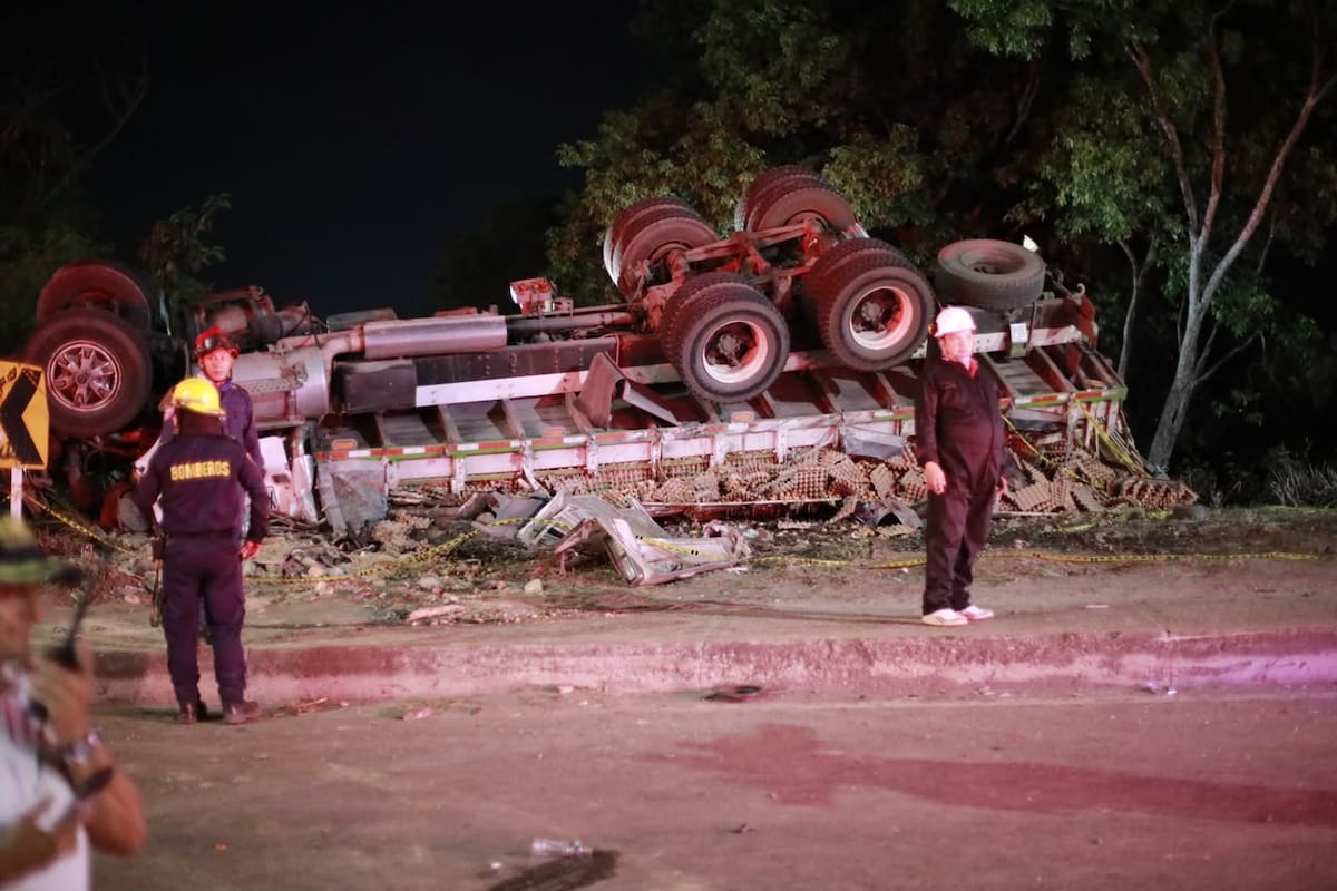El accidente ocurrido en Puerta Grande dejó dos personas muertas y siete heridas, según el reporte médico de la Clínica Girón.
Fotografías: Jaime Moreno/VANGUARDIA.