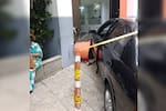 Adulta mayor arrolló a dos personas y estrelló su carro contra una óptica en Floridablanca