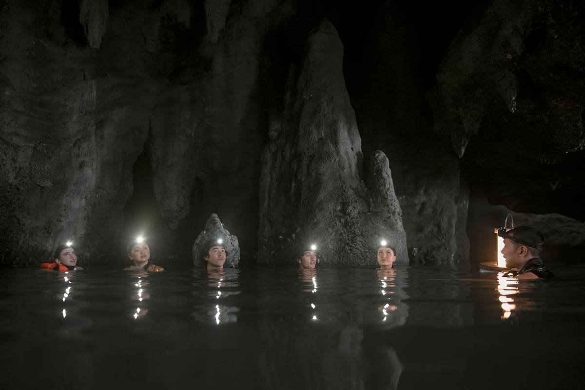 Fotografía cedida por Amazon que muestra una escena de la película 'The Devil's Mouth' ('La boca del diablo') un suspense que llevó al límite a su elenco con extenuantes jornadas de más de 13 horas sumergidos en aguas profundas de 12 metros para recrear el acecho de una feroz bestia. EFE/ Jirathit Saengavut/ Amazon