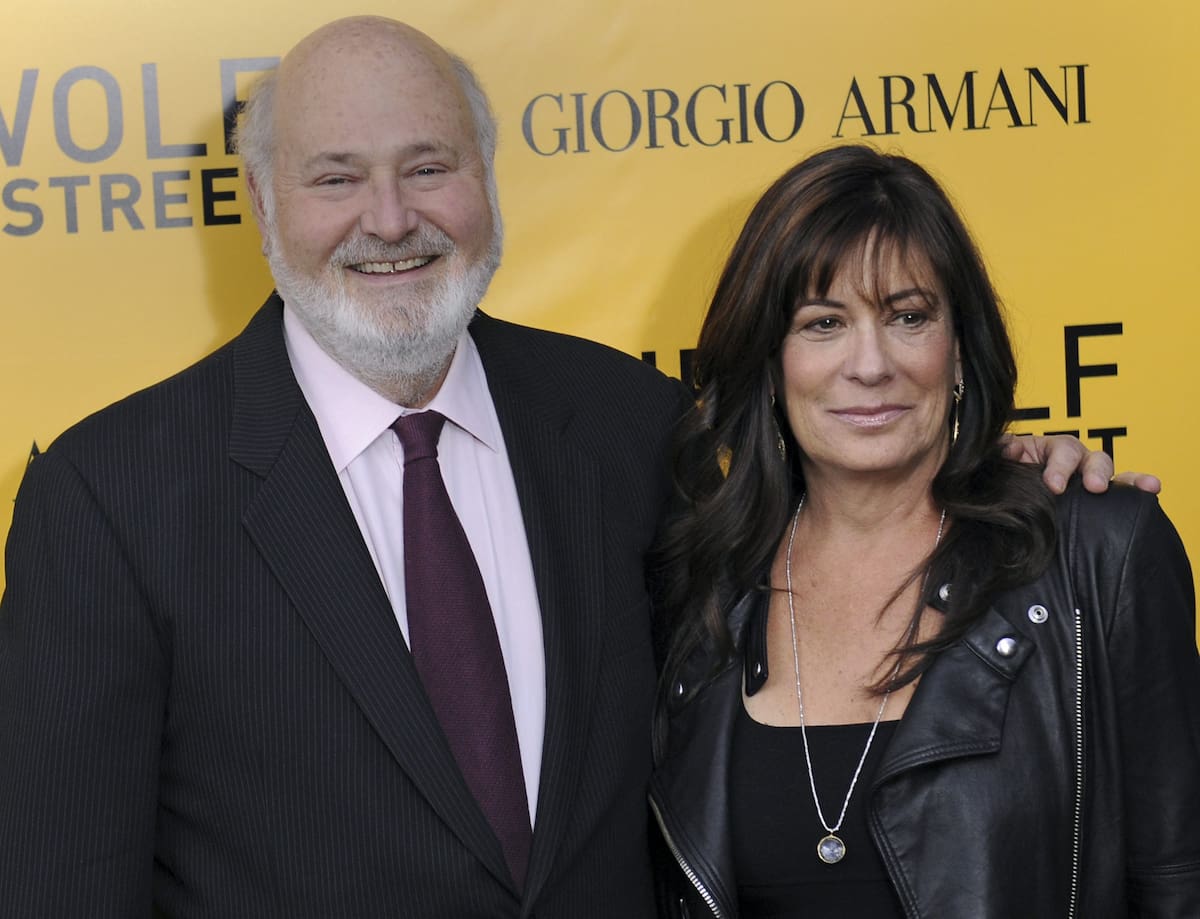 Fotografía de archivo del director estadounidense Rob Reiner (i) y su esposa, Michele Singer, posando a su llegada al estreno de 'The Wolf Of Wall Street', en el Teatro Ziegfeld en Nueva York (Estados Unidos). // Foto: EFE/ Peter Foley.