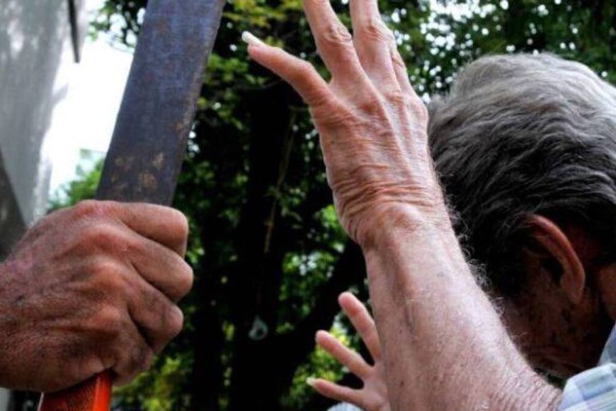 El adulto mayor fue trasladado de urgencia a la Clínica Chicamocha tras resultar herido con arma cortopunzante.