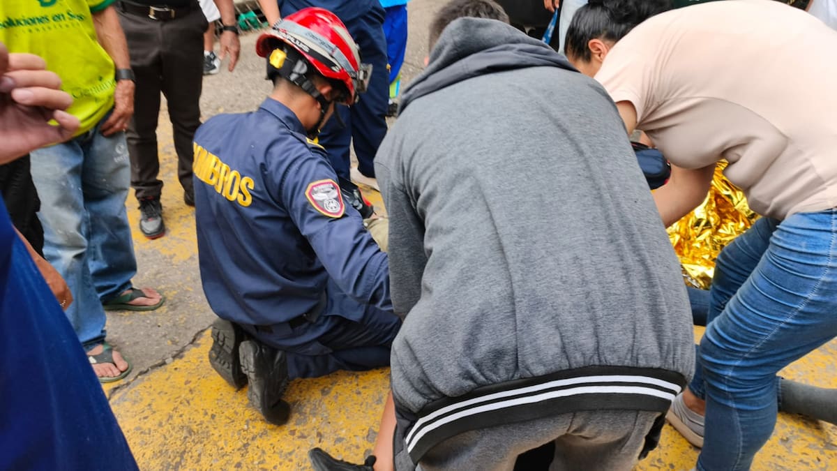 El adulto mayor quedó tendido en la vía tras caer de su motocicleta en Floridablanca.