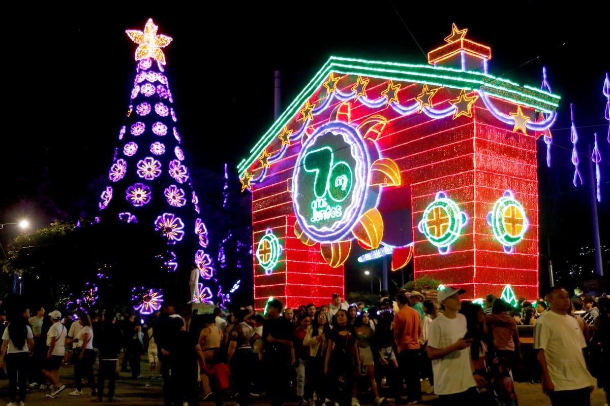 . Los alumbrados navideños atraen visitantes y dinamizan el comercio durante la temporada de fin de año, pero su consumo energético abrió el debate sobre posibles medidas de ahorro.//EFE.