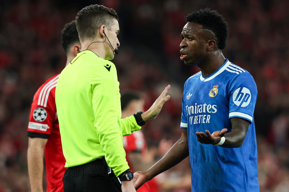 El jugador del Real Madrid Vinicius Junior dialoga con el árbitro francés François Letexier durante el partido de fase de acceso a octavos entre Benfica y Real Madrid en Lisboa, Portugal. EFE/EPA/JOSE SENA GOULAO