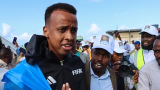 El árbitro vetado por Estados Unidos es recibido como un héroe a su regreso a Somalia