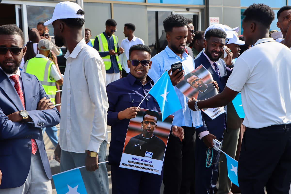 El árbitro somalí Omar Abdulkadir Artan, cuya entrada a Estados Unidos fue denegada la semana pasada cuando iba a participar en el Mundial de fútbol, fue recibido este miércoles como un héroe a su regreso a Somalia. EFE/ SAID YUSUF WARSAME