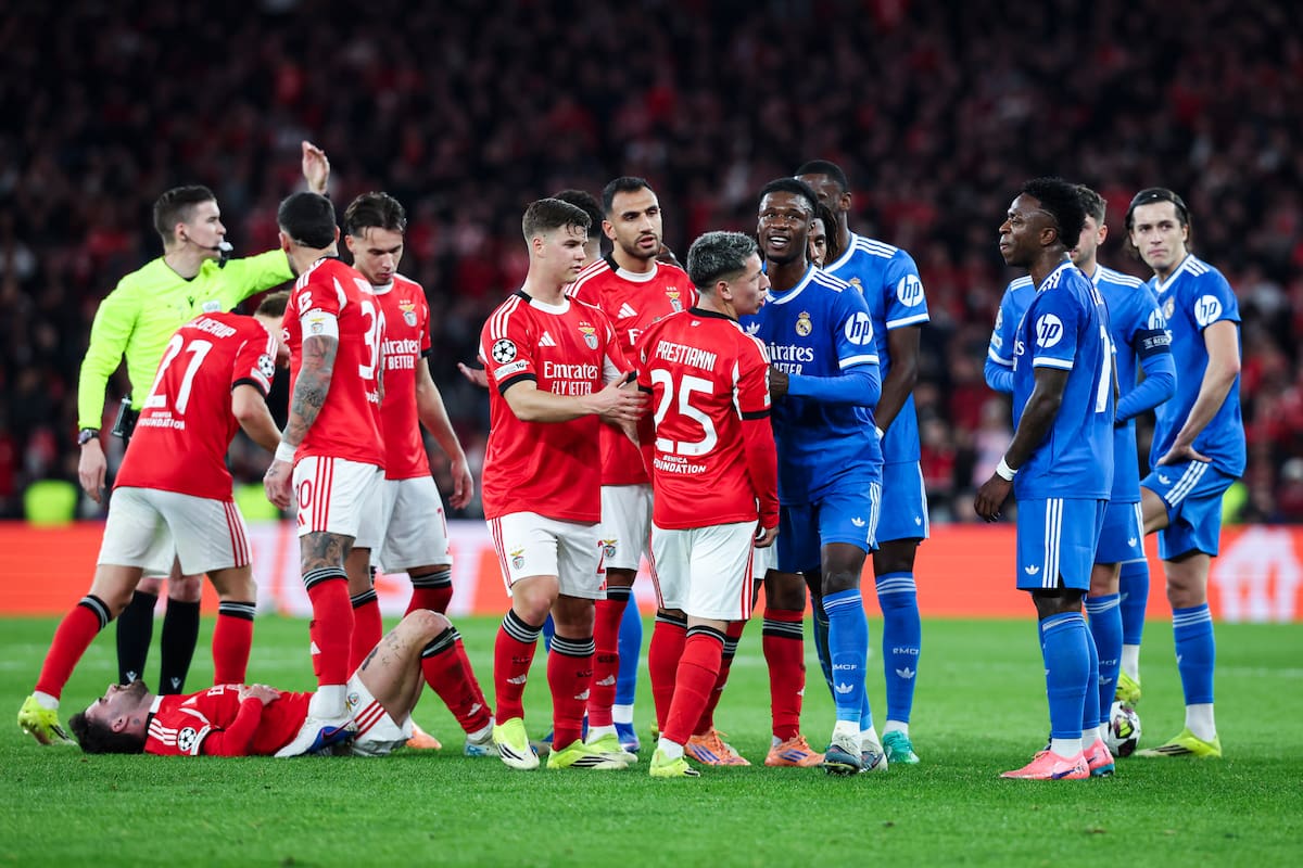 LISBOA (PORTUGAL), 23/02/2026.- Fotografía de archivo fechada el 17 de febrero de 2026 que muestra a Gianluca Prestianni (c) del Benfica mientras discute con Vinicius Junior (3d) del Real Madrid durante el partido de fútbol de la Liga de Campeones de la UEFA entre el Benfica y el Real Madrid, en Lisboa (Portugal). El argentino Gianluca Prestianni, jugador del Benfica, ha sido suspendido provisionalmente por el Comité de Ética y Disciplina de la UEFA, para el partido de vuelta de la eliminatoria de acceso a octavos de la Liga de Campeones ante el Real Madrid en el estadio Santiago Bernabéu tras los supuestos insultos racistas al brasileño Vinicius en el partido de ida. EFE/ Jose Sena Goulao ARCHIVO