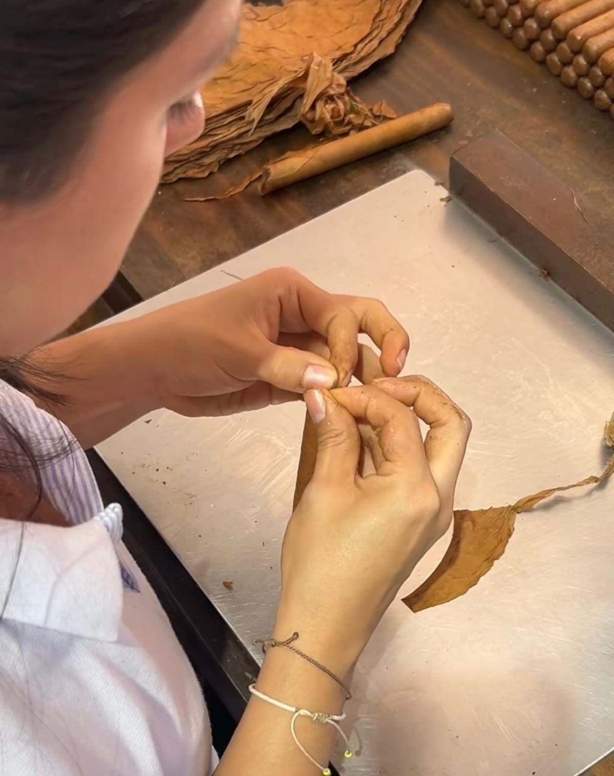 Un grupo de mujeres mantiene vivo el oficio de enrollar tabaco y son clave para las exportaciones de puros de una empresa de Barichara (Fotos de Giselle Yuliana Jejen Herrera / VANGUARDIA)