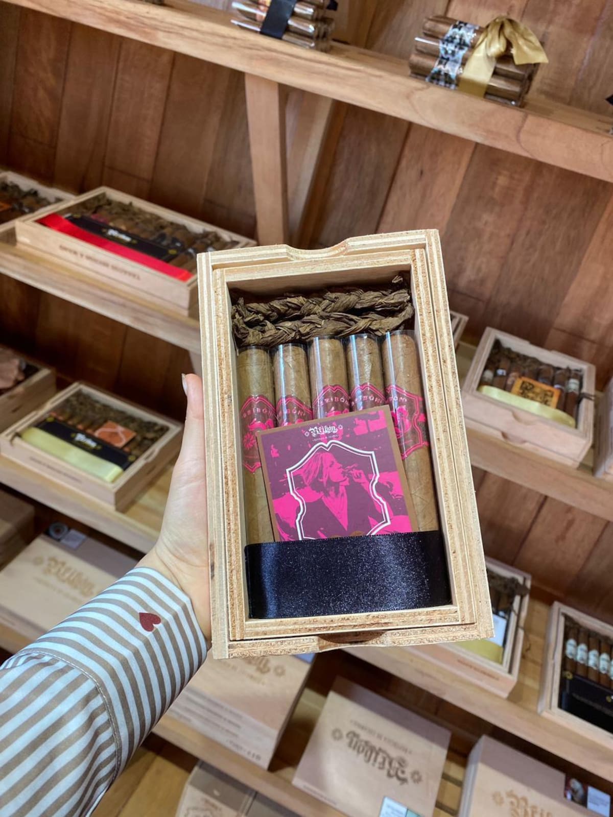 Un grupo de mujeres mantiene vivo el oficio de enrollar tabaco y son clave para las exportaciones de puros de una empresa de Barichara (Fotos de Giselle Yuliana Jejen Herrera / VANGUARDIA)