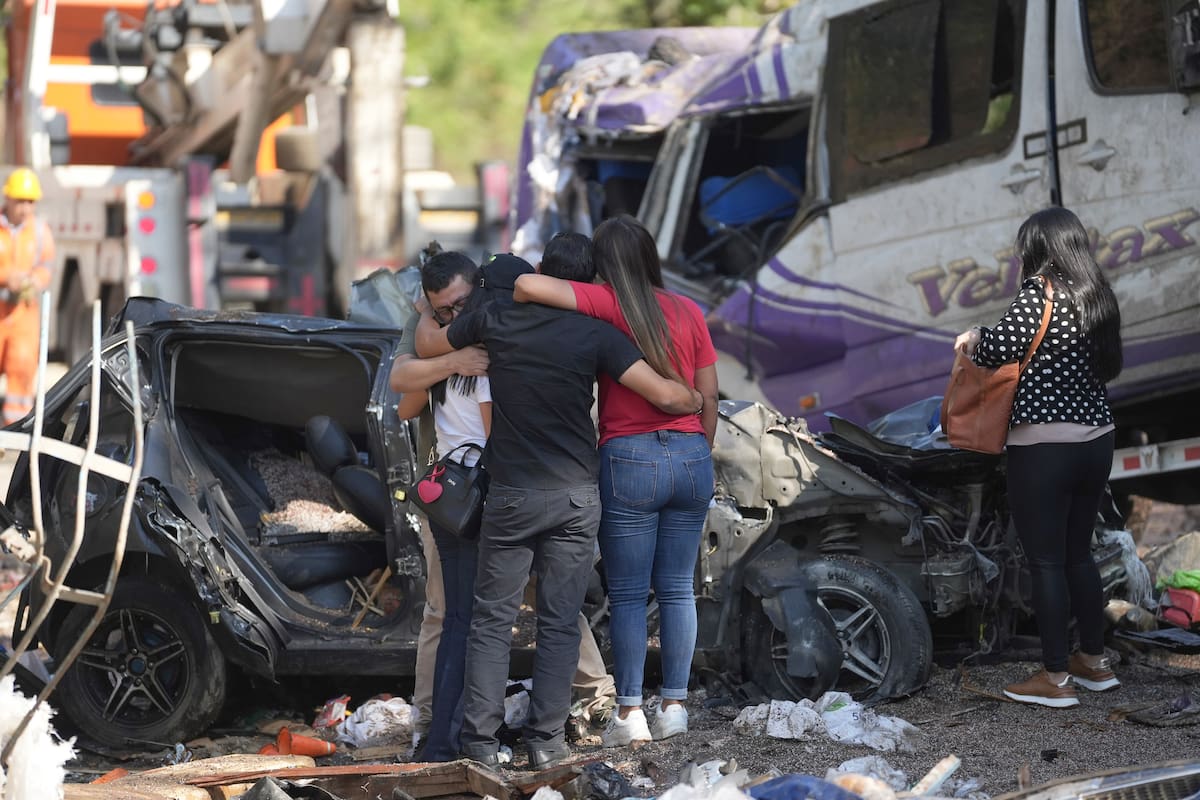 La explosión de un cilindro bomba lanzado por disidentes de las Farc en la Vía Panamericana, en el departamento del Cauca, dejó 19 muertos.
Foto: EFE/Ernesto Guzmán