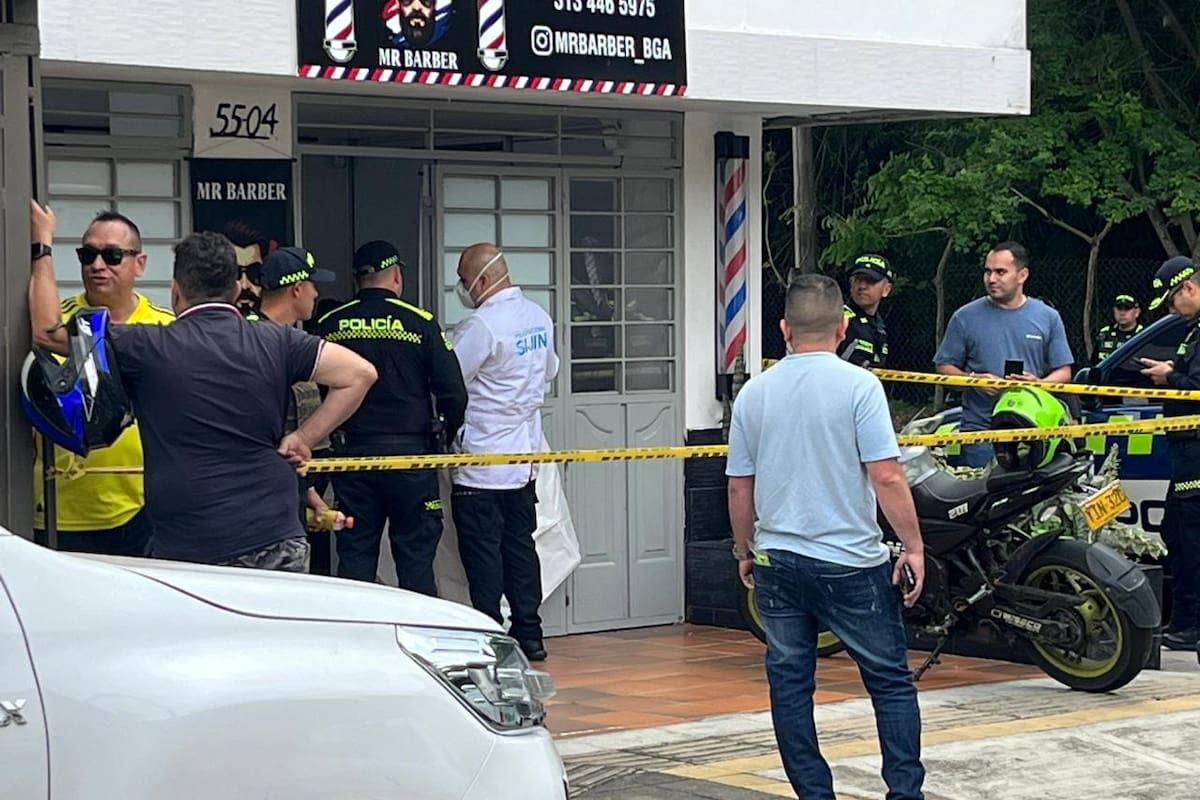 El ataque ocurrió dentro del establecimiento Mr. Barber, ubicado en la carrera 3W con calle 55 del barrio Mutis.
Fotografías: Jaime Moreno/VANGUARDIA.