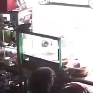 Quedó en video: así atracaron a una pareja de adultos mayores en una tienda de Bucaramanga