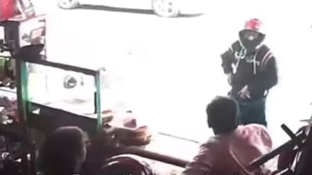 Quedó en video: así atracaron a una pareja de adultos mayores en una tienda de Bucaramanga