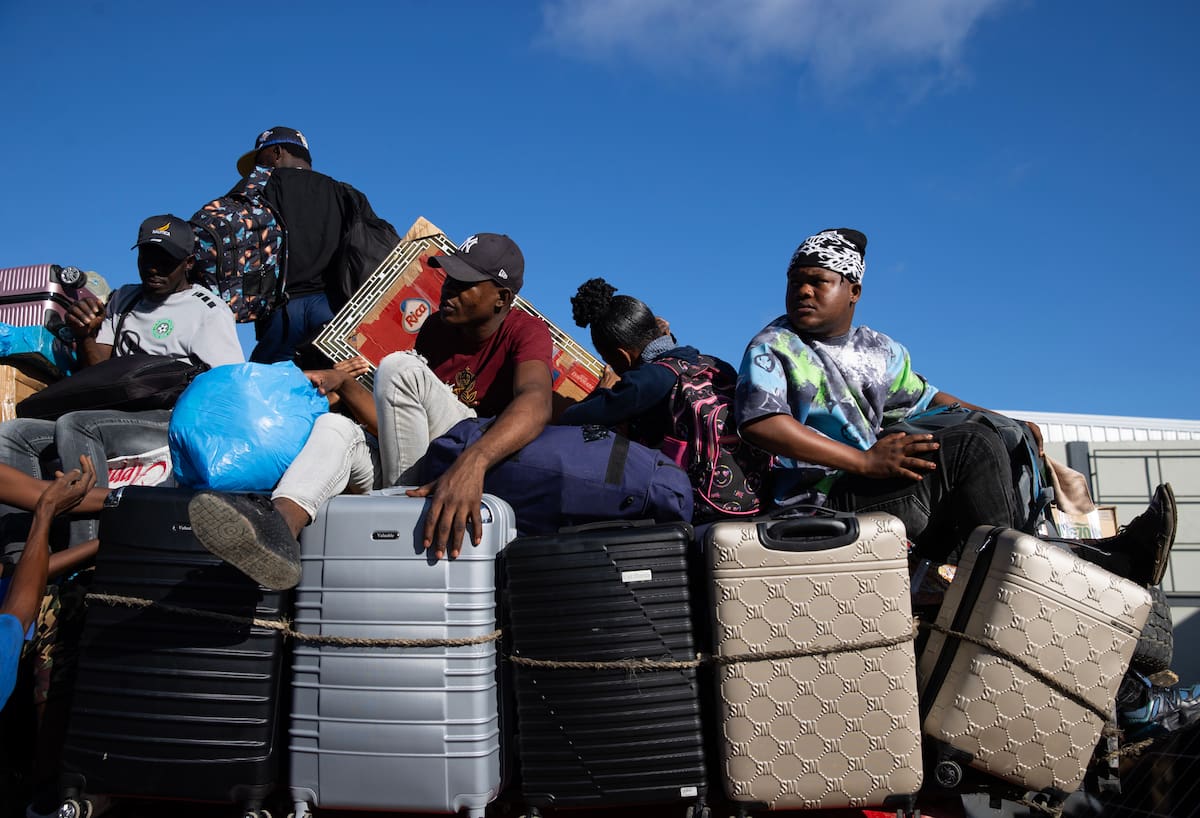 Ciudadanos haitianos regresan a su país tras comprar en el mercado fronterizo este lunes, en Elías Piña (República Dominicana). EFE/ VANGUARDIA