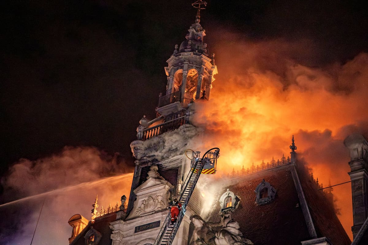 LIMOGES (FRANCIA), 18/10/2026.-El Ayuntamiento de Limoges, un edificio declarado monumento histórico y construido en el último cuarto del siglo XIX, quedó prácticamente destruido este sábado por un incendio provocado durante un ataque de manifestantes que participaban en la jornada de protestas sociales en Francia. EFE/Cuenta oficial del Ayuntamiento De Limoges en red social X SOLO USO EDITORIAL/SOLO DISPONIBLE PARA ILUSTRAR LA NOTICIA QUE ACOMPAÑA (CRÉDITO OBLIGATORIO)