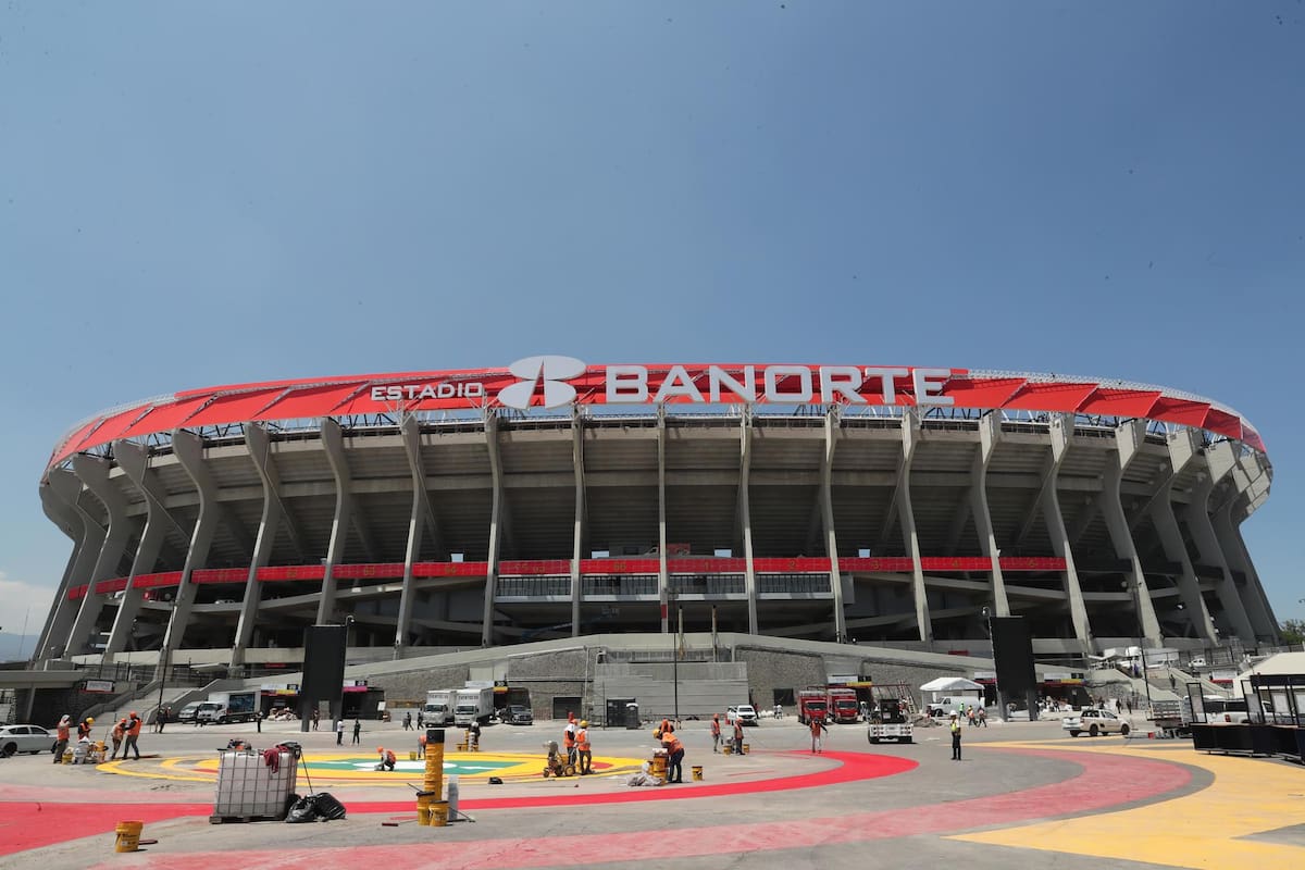 MEX8291. CIUDAD DE MÉXICO (MÉXICO), 27/03/2026.- Fotografía de la fachada del Estadio Azteca (Banorte) este viernes, en Ciudad de México (México). El Estadio Azteca, santuario del fútbol donde se hicieron campeones mundiales los míticos Pelé y Maradona, abrirá sus puertas mañana después de una remodelación capital, que ha rejuvenecido al recinto a unas semanas de cumplir 60 años. EFE/ Mario Guzmán