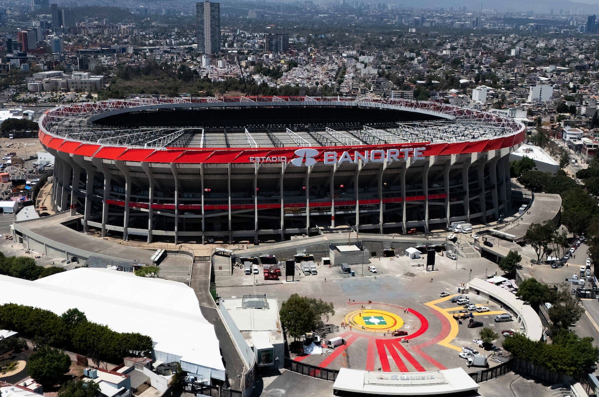Fotografía aérea que muestra el estadio Azteca 'Banorte' el 27 de marzo de 2026, en Ciudad de México (México). A un mes del arranque de la Copa Mundial de fútbol 2026, México lamenta su papel secundario ante Estados Unidos, por contar con apenas 13 partidos de los más de 100 del torneo, además de la alargada sombra del presidente estadounidense, Donald Trump, que opaca las celebraciones en el país. EFE/ Tomas Pérez