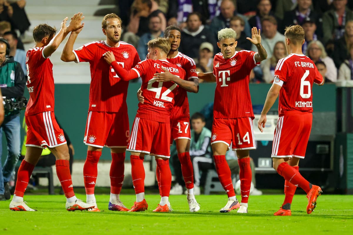El jugador del Bayern Michael Olise celebra con sus compañeros el 1-3 durante el partido de la Copa alemana que han jugado VfL Osnabrueck y Bayern Munich en Osnabrueck, Alemania. EFE/EPA/CHRISTOPHER NEUNDORF