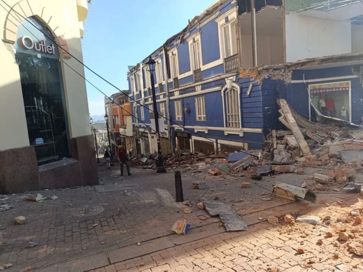 Viviendas construidas en bahareque quedaron severamente afectadas en El Cairo, municipio que reportó cerca del 80 % de sus estructuras destruidas tras el terremoto.