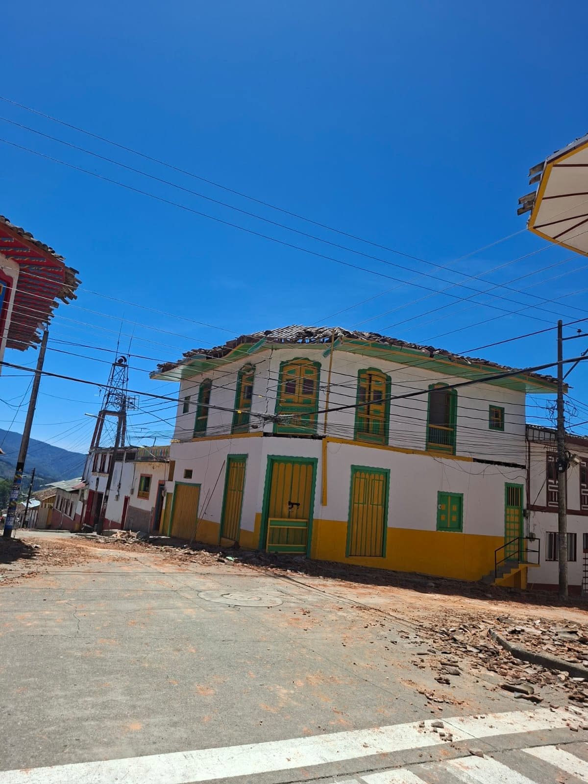 El sismo de magnitud 7,4 dejó una profunda huella en este pueblo cafetero, afectando viviendas, balcones y edificaciones que conservaban su identidad arquitectónica. Foto: Cairo papá