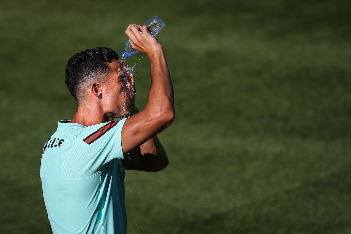 En la imagen de archivo, Cristiano Ronaldo, de la selección portuguesa, se refresca en una sesión de entrenamiento. EFE/EPA/RODRIGO ANTUNES