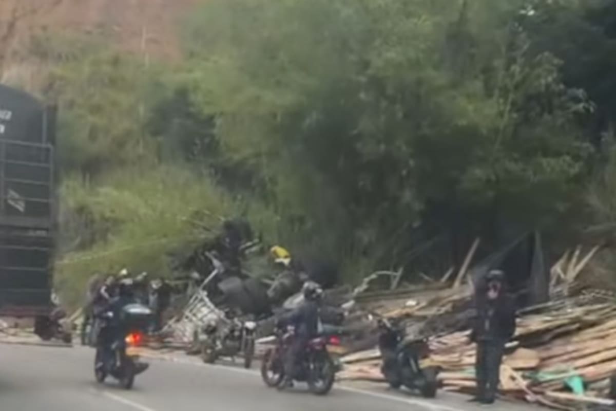 El camión terminó volcado tras chocar contra un barranco.