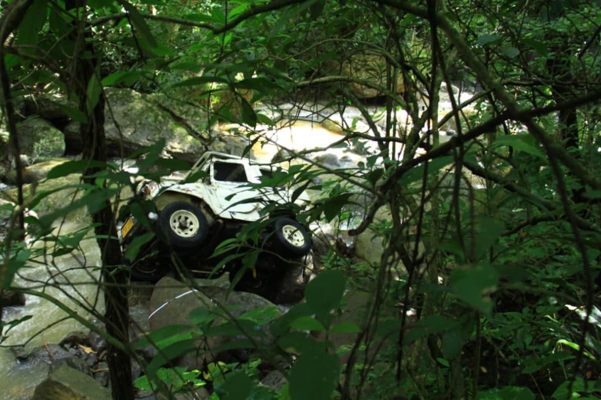 El campero Daihatsu quedó atrapado en la quebrada Oroco tras ser arrastrado por la creciente súbita.
