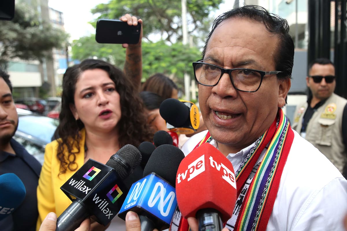 AME423. LIMA (PERÚ), 10/06/2026.- El candidato de izquierda Roberto Sánchez habla con periodistas este miércoles, en Lima (Perú). Sánchez hizo un llamado a "todas las fuerzas democráticas" a respetar el voto y defendió el derecho a la manifestación, a raíz de las marchas convocadas por sus simpatizantes contra la posibilidad de que se declare ganadora a su rival. EFE/Paolo Aguilar