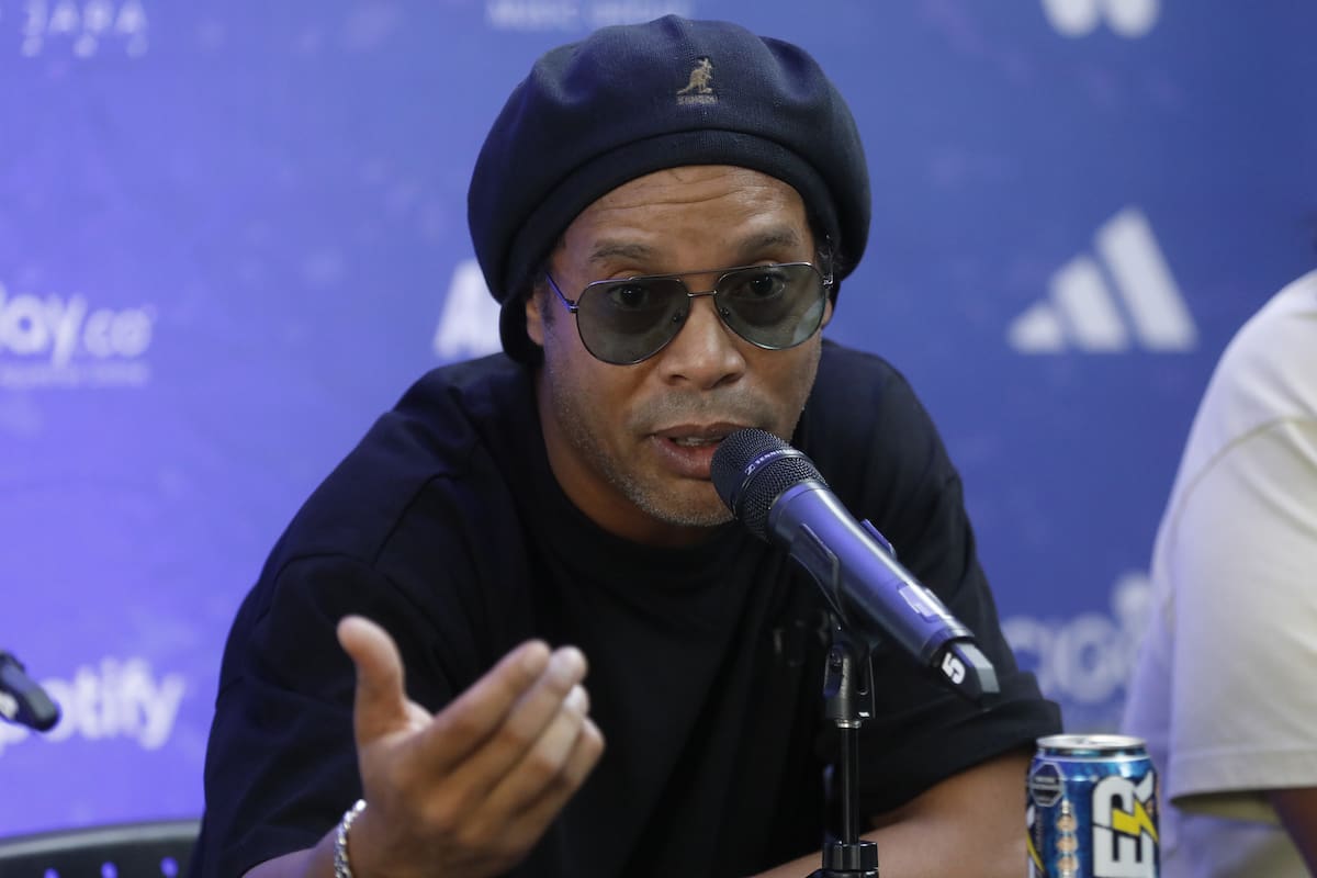 AME6256. GUARNE (COLOMBIA), 15/05/2024.- El astro brasileño Ronaldinho habla durante una conferencia de prensa en la sede deportiva de Atlético Nacional este miércoles, previo al partido de fútbol que se jugará el jueves 16 de mayo contra el equipo del astro brasileño Ronaldinho en el "Si sabe fest deluxe", en Guarne (Colombia). EFE/Luis Eduardo Noriega Arboleda