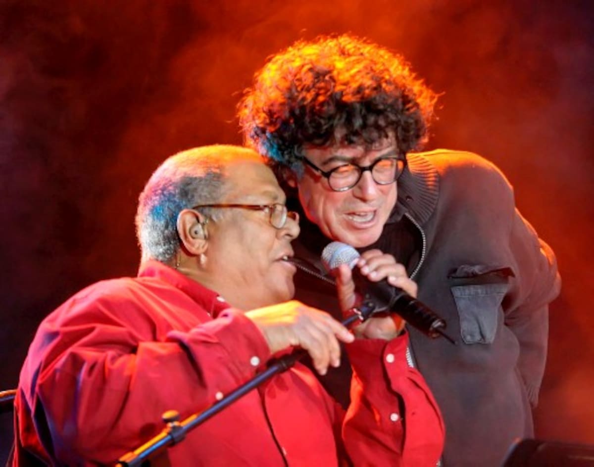 El cantante cubano Pablo Milanes (I) y el argentino Piero, cantan a duo durante un concierto en el Agora de la Casa de la Cultura ecuatorina en Quito, el 18 de febrero de 2006. AFP PHOTO/Rodrigo BUENDIA