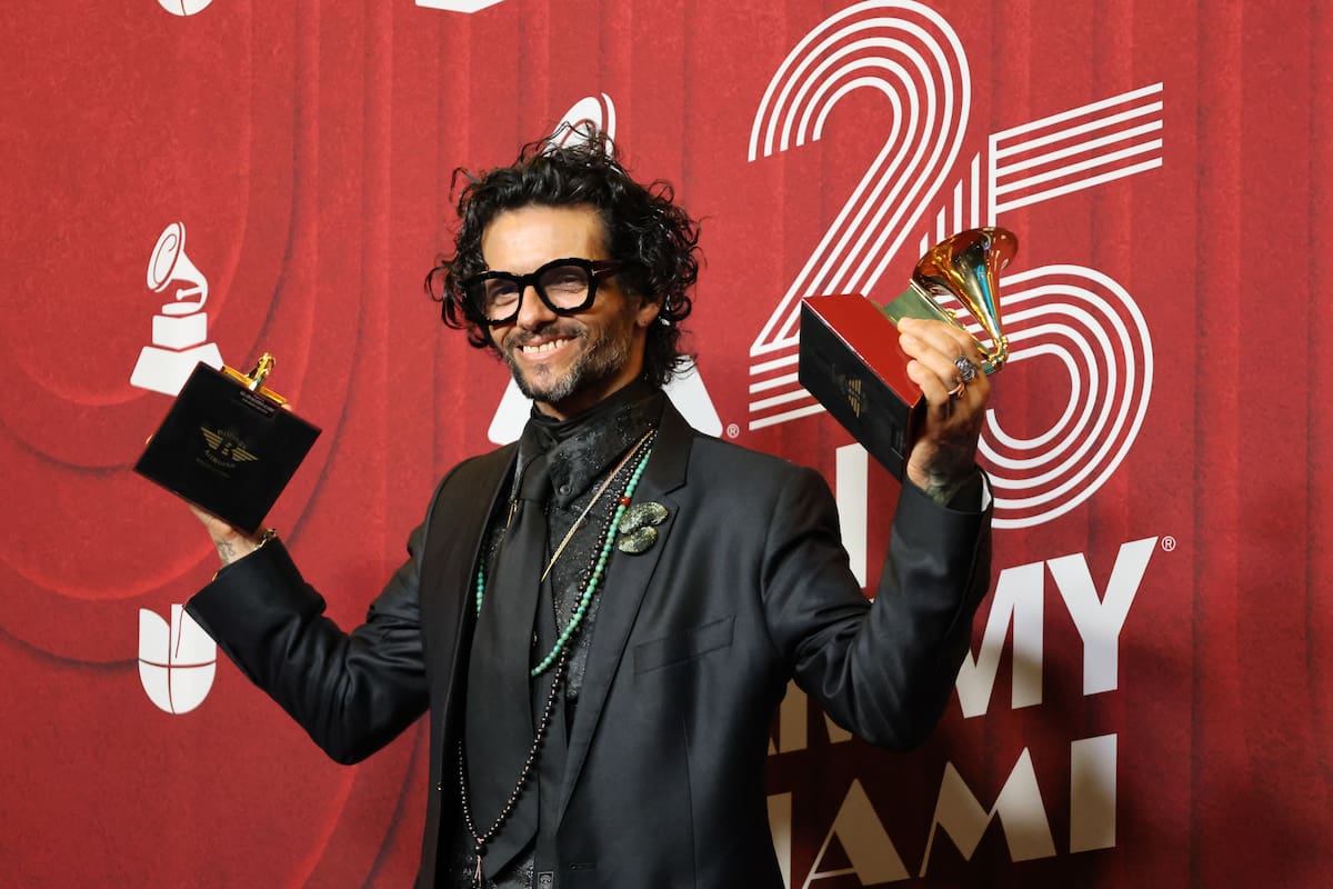 Fotografía de archivo del cantante de ascendencia puertorriqueña Draco Rosa, al posar con un par de Latin Grammy, en Miami (Florida, EE.UU.). EFE/Octavio Guzmán