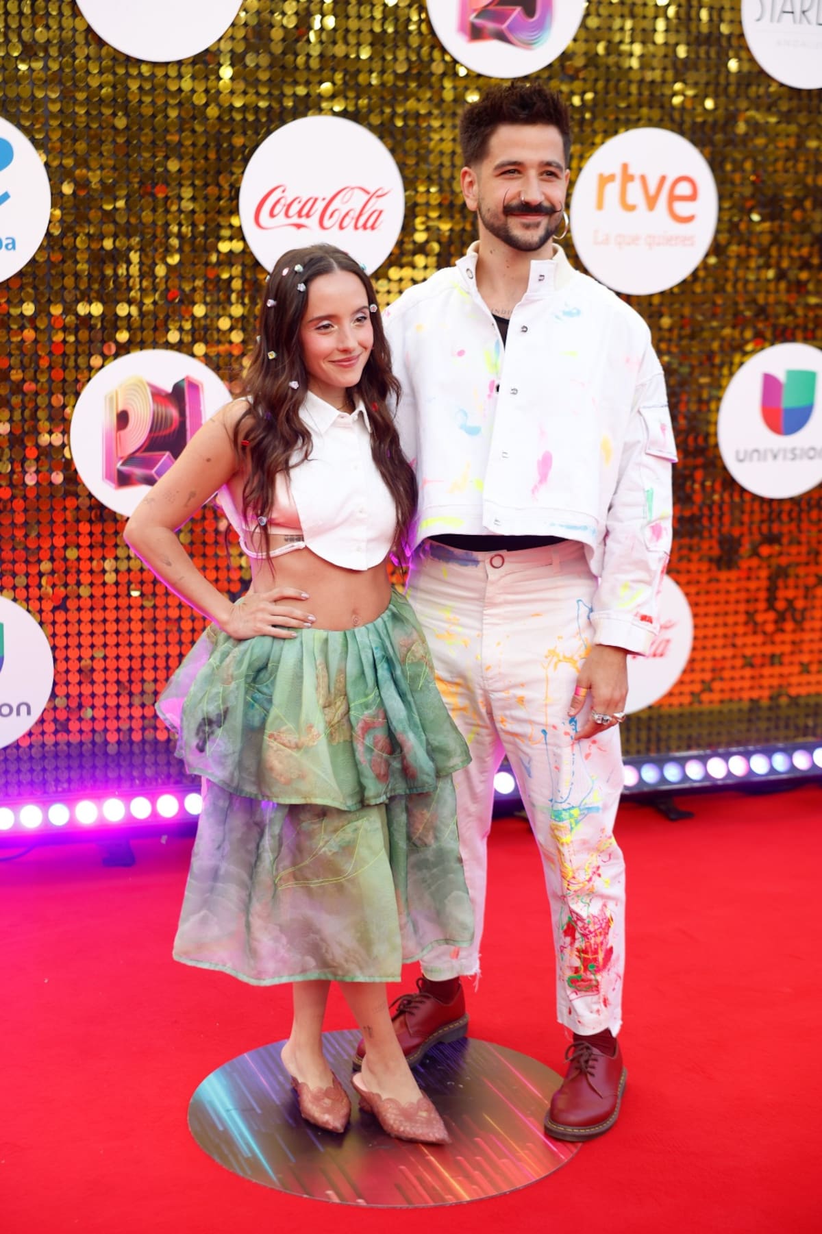 El cantante y compositor colombiano Camilo y su esposa Evaluna Montaner en la alfombra roja de los Premios lo Nuestro. Foto: EFE