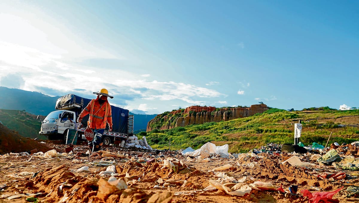 El futuro del relleno sanitario El Carrasco vuelve a estar en riesgo. Es una decisión del juez 15 Administrativo de Bucaramanga. La advertencia revive la preocupación sobre qué tan responsables somos, más allá de sacar la basura de nuestras casas u oficinas.