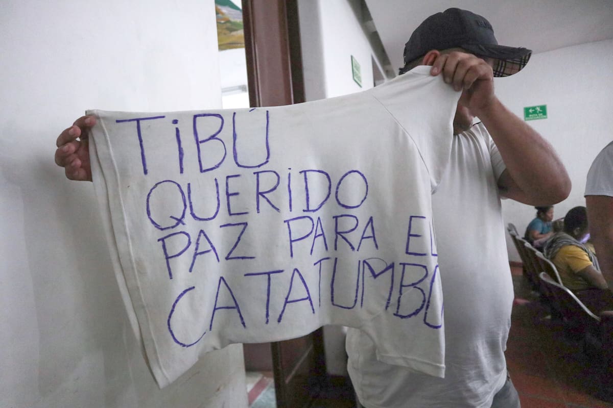 Fotografía de archivo fechada el 18 de enero de 2025 que muestra a un hombre desplazado por la violencia mostrando una camiseta con una nota escrita pidiendo paz para el Catatumbo en Cúcuta (Colombia). EFE/ Mario Caicedo /ARCHIVO