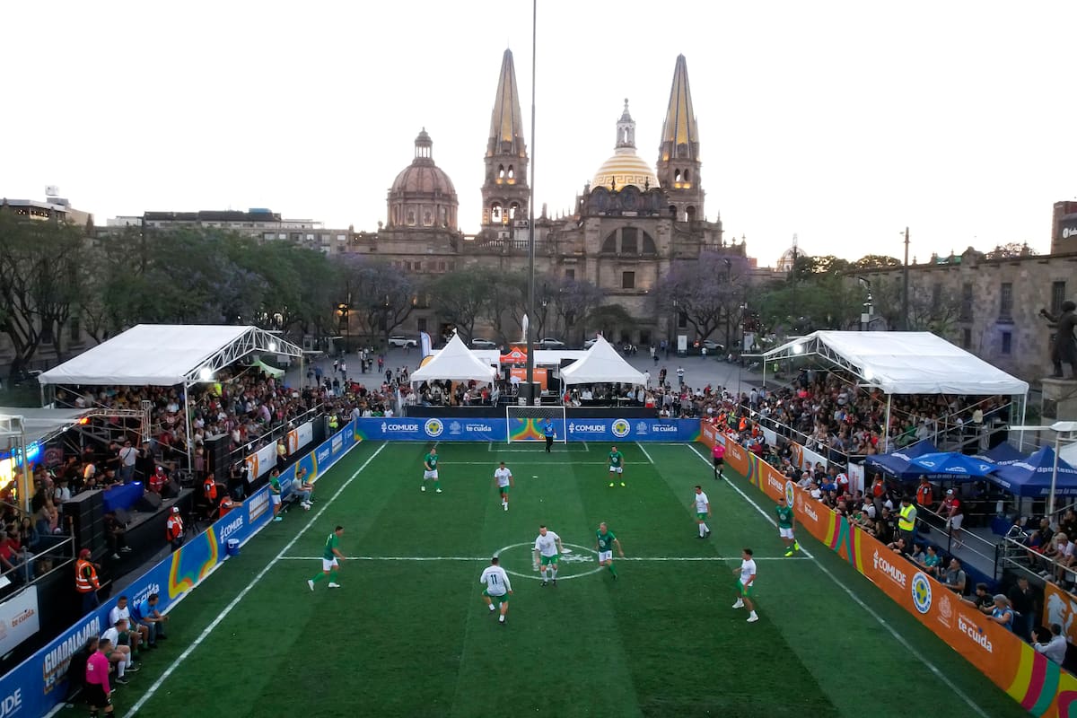 MEX7629. GUADALAJARA (MÉXICO), 19/03/2026.- Fotografía aérea del juego de exhibición 'Juego de Corazón' este jueves, en la Plaza Liberación del centro histórico de Guadalajara, Jalisco (México). El centro de Guadalajara se convirtió en un pequeño estadio de fútbol en el que jugadores exmundialistas mexicanos disputaron un partido de exhibición en uno de los eventos previos al Mundial 2026. EFE/ Francisco Guasco