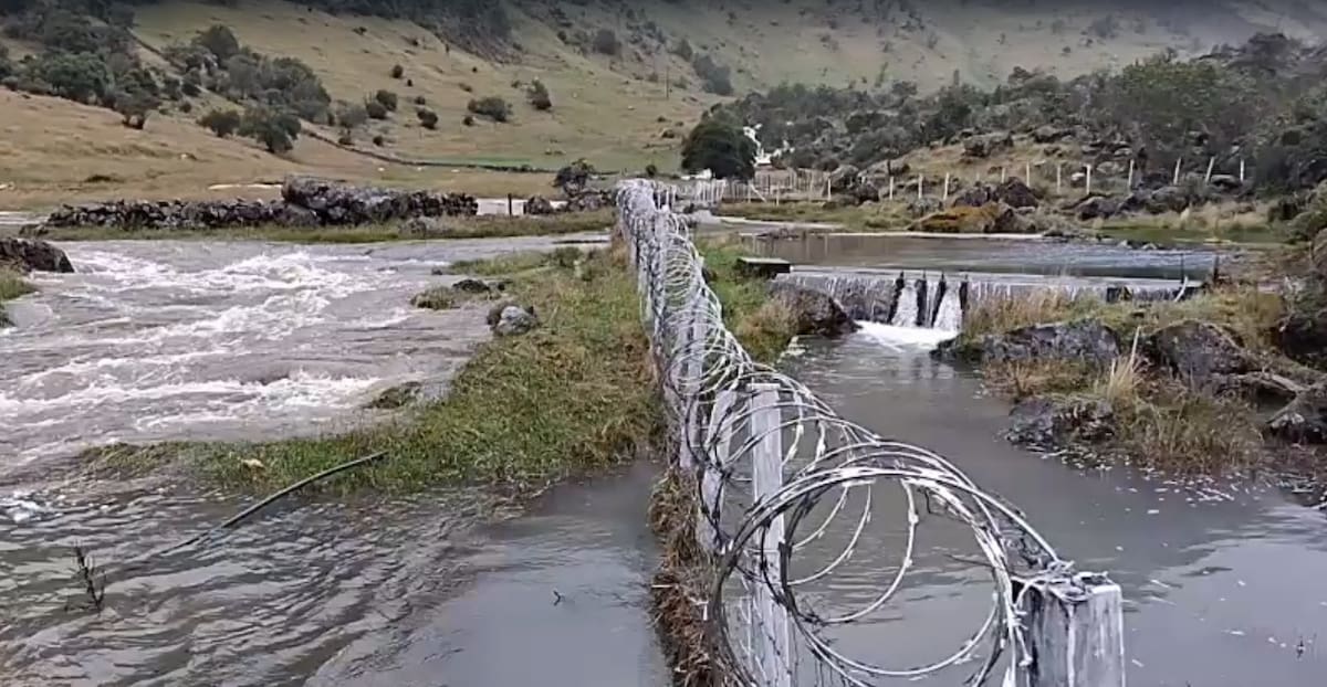 El río Cepitá se llevó cultivos, afectó viviendas y otros daños que se están calculando.