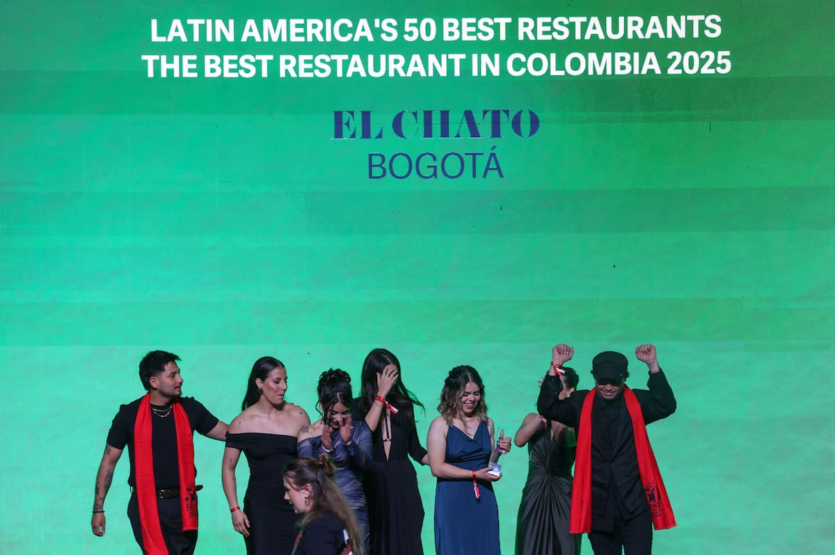 Representantes del restaurante colombiano El Chato celebran este martes, en Antigua (Guatemala). El Chato, ubicado en Bogotá, del Chef Álvaro Calvijo, fue el ganador del primer lugar de la lista Latin Americas 50 Best Restaurants y la distinción del mejor restaurante de Colombia. EFE/ Mariano Macz